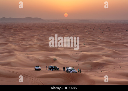 Dune bashing in der Wüste von Dubai. Stockfoto