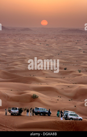 Dune bashing in der Wüste von Dubai. Stockfoto