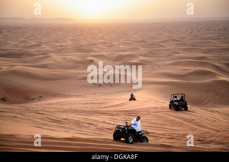 Dune bashing in der Wüste von Dubai. Stockfoto