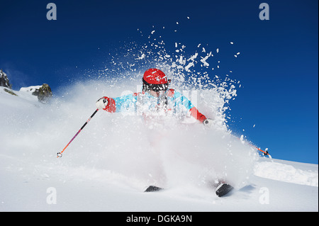 Skifahrer, die bergab Stockfoto