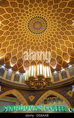 Eine traditionelle iranische Kuppel kontrastiert gegen einen Starbucks in der Ibn-Batutta-Mall. Stockfoto