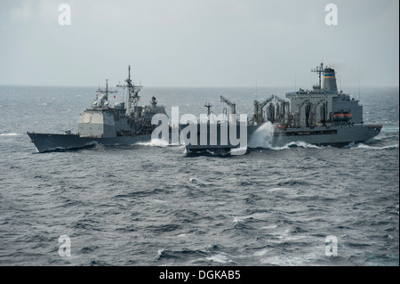 Military Sealift Command Flotte Nachschub Öler USNS Yukon (T-AO 202), rechts führt ein Nachschub auf See mit der Ticonderoga-Klasse geführte Flugkörper Kreuzer USS Cowpens (CG-63). Cowpens ist auf Patrouille mit George Washington Carrier Strike Grou Stockfoto