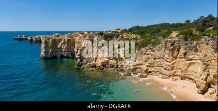 Portugal, Algarve, Panoramablick über einer kleinen Bucht in der Nähe von Albufeira Stockfoto