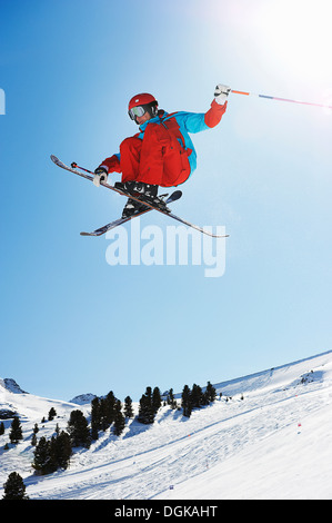 Ski springen in der Luft Stockfoto