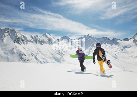 Zwei Snowboarder Wandern im Schnee, Obergurgl, Österreich Stockfoto