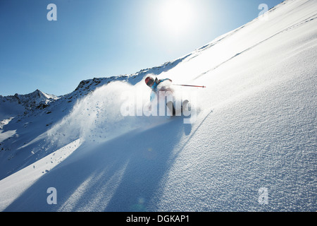 Skifahrer, die bergab Stockfoto