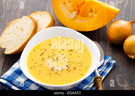 Kürbissuppe in Schüssel weiß Stockfoto