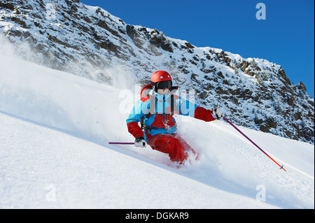 Skifahrer, die bergab Stockfoto
