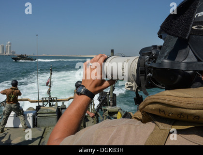 NAVAL SUPPORT Aktivität BAHRAIN (16. Oktober 2013) Rumpf Maintenance Technician 2. Connor jung, zugeordnet der Riverine Befehl B Stockfoto