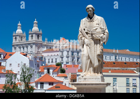 Portugal, Lissabon, eine Statue zu Sao Vicente und die Kirche von São Vicente de Fora, in den Largo de Santa Luzia Stockfoto