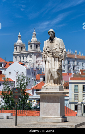 Portugal, Lissabon, eine Statue zu Sao Vicente und die Kirche von São Vicente de Fora, in den Largo de Santa Luzia Stockfoto