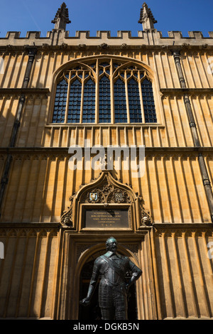 Die Statue des Earl of Pembroke außerhalb der Bodleian Divinity School in Oxford. Stockfoto