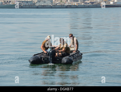 NAVAL SUPPORT Aktivität BAHRAIN (16. Oktober 2013) Riverines, zugeordnet zu den Riverine Befehl Boote (RCB) von Commander Task Group Stockfoto