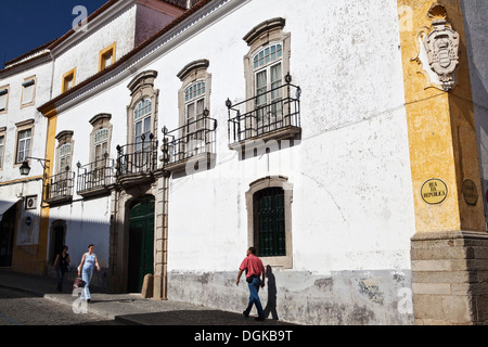 Straßenszene in der alten Stadt Evora. Stockfoto