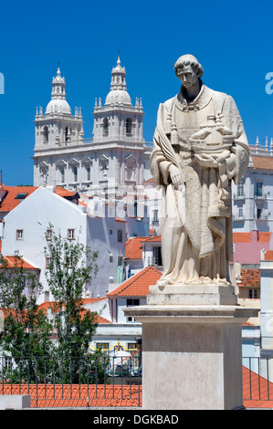 Portugal, Lissabon, eine Statue zu Sao Vicente und die Kirche von São Vicente de Fora, in den Largo de Santa Luzia Stockfoto