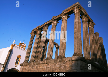 Kirche San Joao Evangelista und Ruinen der römischen Tempel der Diana Evora. Stockfoto