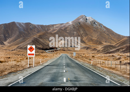 Der Lindis Pass, in Omarama, Neuseeland. Der Pass verbindet das Mackenzie-Becken mit Central Otago Stockfoto