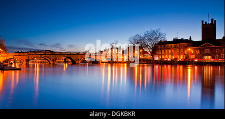 Themse in Henley in der Nacht Stockfoto