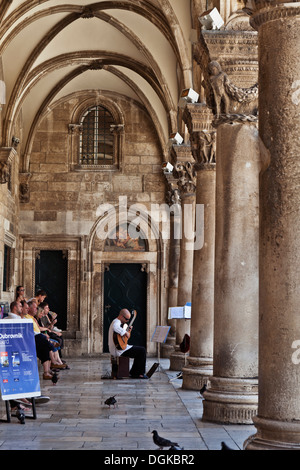 Ein Musiker führt außerhalb der Rektorenpalast in Dubrovnik. Stockfoto