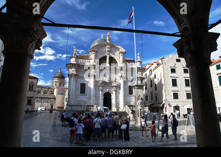 Touristen außerhalb der Kirche des Hl. Blasius auf dem Hauptplatz in Dubrovnik. Stockfoto