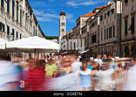 Menschenmassen strömen in der Stradun in Dubrovnik. Stockfoto