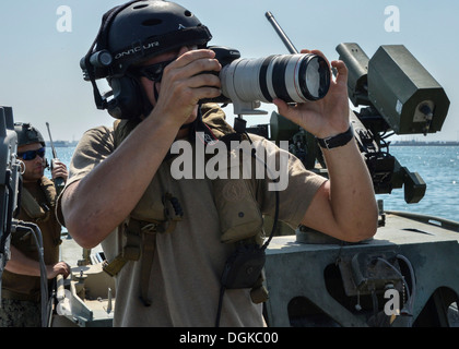 NAVAL SUPPORT Aktivität BAHRAIN (16. Oktober 2013) Rumpf Maintenance Technician 2. Connor jung, zugeordnet der Riverine Befehl B Stockfoto