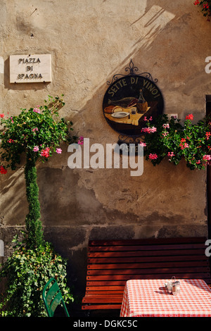 Ein Restaurant im freien Tisch für das Mittagessen in Pienza. Stockfoto