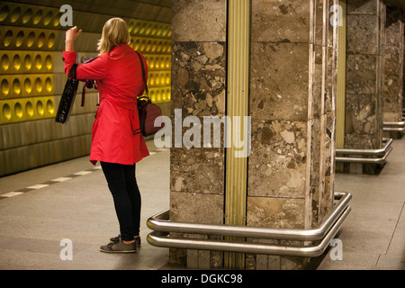 Mustek U-Bahn-Station Prag U-Bahn Frau roten Mantel Stockfoto