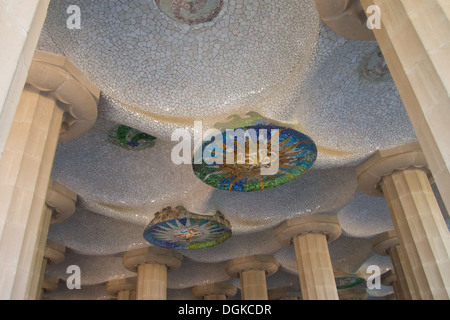 Parc Güell (komplexe Balkenholz von Antoni Gaudi), Barcelona, Katalonien, Spanien. Stockfoto