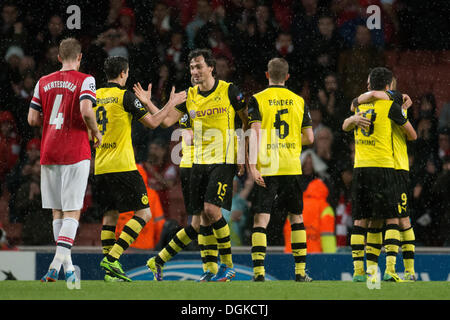 London, Großbritannien. 22. Oktober 2013. Arsenals Per Mertesacker (L-R) und die Dortmunder Robert Lewandowski, Mats Hummels, Sven Bender und Nuri Sahin sind auf dem Feld in der Champions League-Gruppe F-Fußballspiel zwischen Arsenal FC und Borussia Dortmund im Emirates Stadium in London, Vereinigtes Königreich, 22. Oktober 2013 gesehen. Dortmund gewann mit 1:2. Foto: Bernd Thissen/Dpa/Alamy Live News Stockfoto