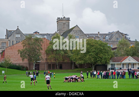 Schüler spielen Rugby am Queens College in Taunton, Somerset, Großbritannien Stockfoto