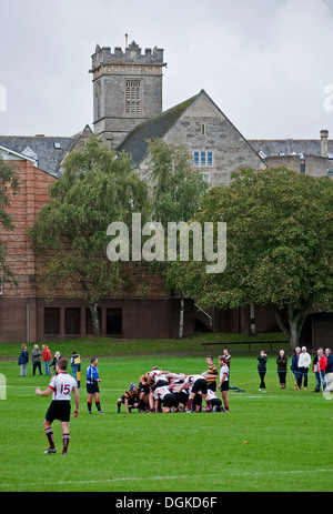 Schüler spielen Rugby am Queens College in Taunton, Somerset, Großbritannien Stockfoto