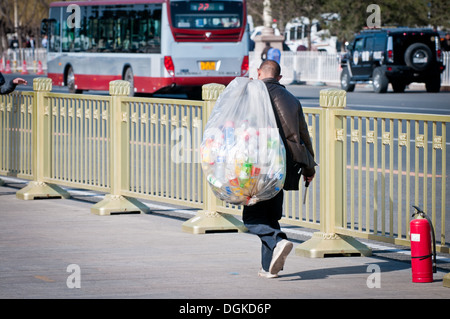 Kunststoff-Flaschen Picker zu Fuß auf dem Tiananmen-Platz in Peking, China Stockfoto