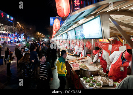 Donghuamen Night Market (nächtlichen Snack-Straße) befindet sich am nördlichen Ende der Wangfujing in Peking, China Stockfoto