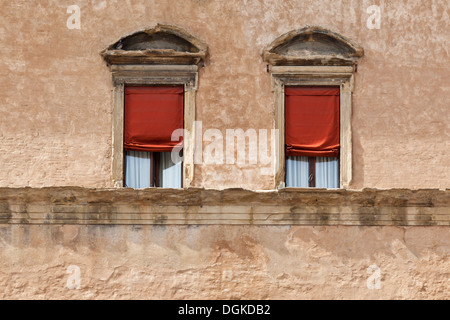 Detail der Spitzbogenfenster der Palazzo D'Accursio in Bologna. Stockfoto