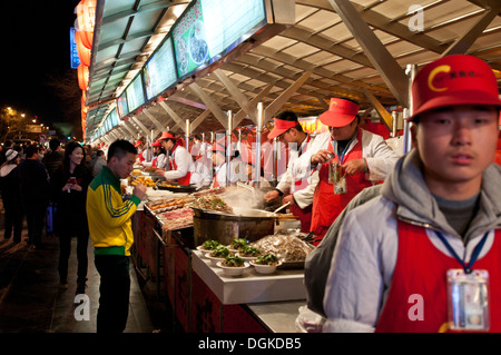 Donghuamen Night Market (nächtlichen Snack-Straße) befindet sich am nördlichen Ende der Wangfujing in Peking, China Stockfoto