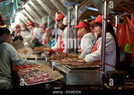 Donghuamen Night Market (nächtlichen Snack-Straße) befindet sich am nördlichen Ende der Wangfujing in Peking, China Stockfoto