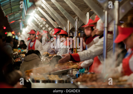 Donghuamen Night Market (nächtlichen Snack-Straße) befindet sich am nördlichen Ende der Wangfujing in Peking, China Stockfoto