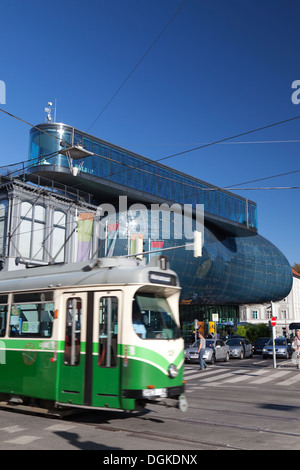 Eine traditionelle Straßenbahn verläuft das Kunsthaus Graz Kunsthaus. Stockfoto