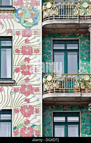 Jugendstil-Fassade des Otto Wagners Majolikahaus House bei Nr. 40 Linken Wienzeile in Wien. Stockfoto
