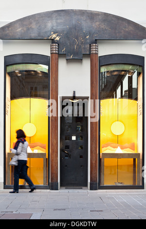 Eine junge Frau sieht im Fenster der Luxus Schullin II Juwelier Shop in Wien. Stockfoto