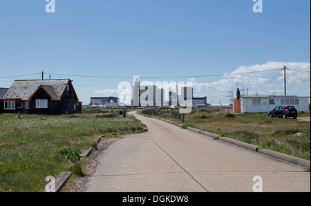 Dungeness Atomkraftwerk mit Wohnungen auf der Straße und Eingang zum Kraftwerk Stockfoto