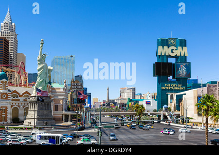 Las Vegas Boulevard South (The Strip) Blick nach Norden mit New York-New York nach links & MGM Grand nach rechts, Las Vegas, Nevada, USA Stockfoto