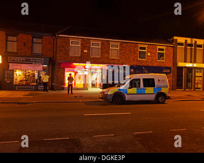 Leyland, Lancashire, UK. 22. Oktober 2013. Polizei- und G4S van außen Santander Bank auf Hough Lane, Leyland heute Abend. Bildnachweis: Sue Burton/Alamy Live-Nachrichten Stockfoto