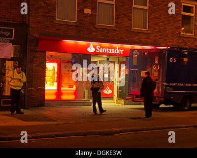 Leyland, Lancashire, UK. 22. Oktober 2013. Polizei- und G4S van außen Santander Bank auf Hough Lane, Leyland heute Abend. Bildnachweis: Sue Burton/Alamy Live-Nachrichten Stockfoto