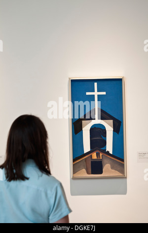 Eine junge Frau beobachtet ein Gemälde in Georgia O' Keeffe Museum in Santa Fe. Stockfoto