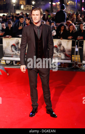 Chris Hemsworth besucht die Weltpremiere von "Thor: The Dark World" im Odeon Leicester Square am 22. Oktober 2013 in London, En Stockfoto