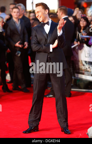 Tom Hiddleton besucht die Premiere von Thor: The Dark World im Odeon Leicester Square am 22. Oktober 2013 in London, England. Stockfoto