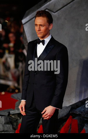 Tom Hiddleton besucht die Premiere von Thor: The Dark World im Odeon Leicester Square am 22. Oktober 2013 in London, England. Stockfoto