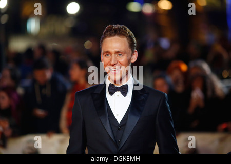 Tom Hiddleton besucht die Premiere von Thor: The Dark World im Odeon Leicester Square am 22. Oktober 2013 in London, England. Stockfoto